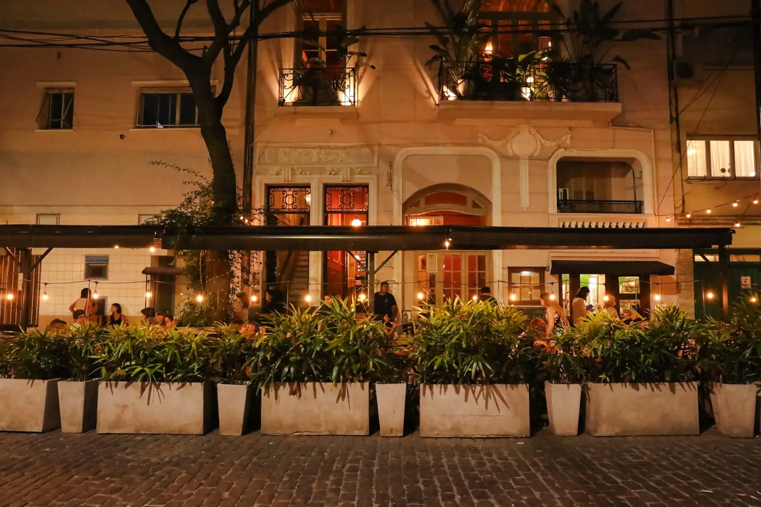Fachada iluminada de Arredondo por la noche en Colegiales