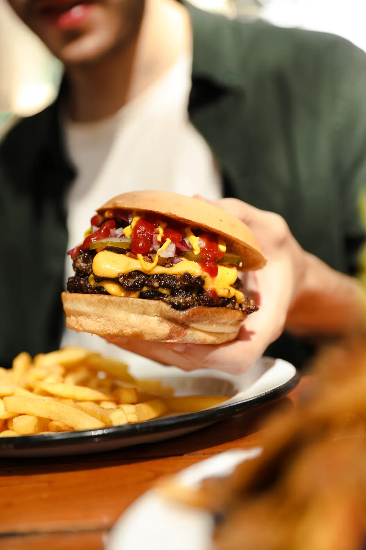 Hamburguesa con papas servida en Arredondo
