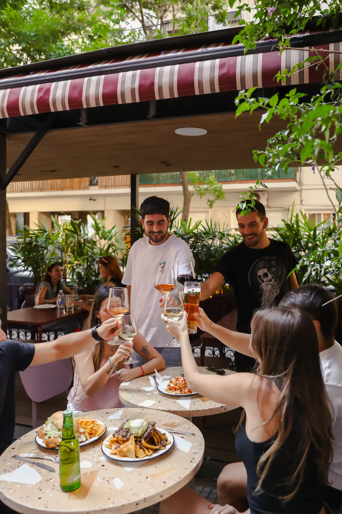 Amigos brindando y compartiendo una mesa en la terraza de Arredondo